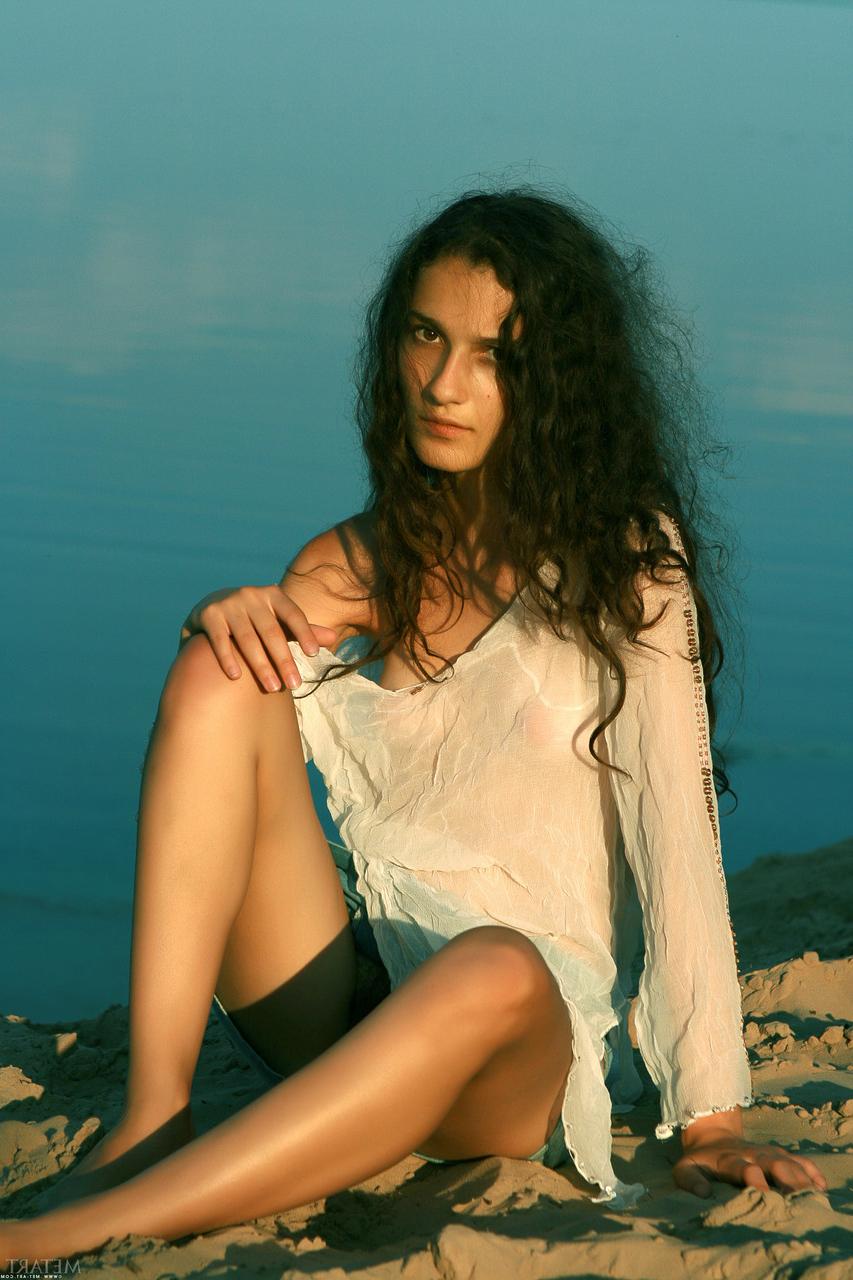 20P La sexy Sophie A muestra sus pequeñas tetas y su maravilloso arbusto al aire libre
