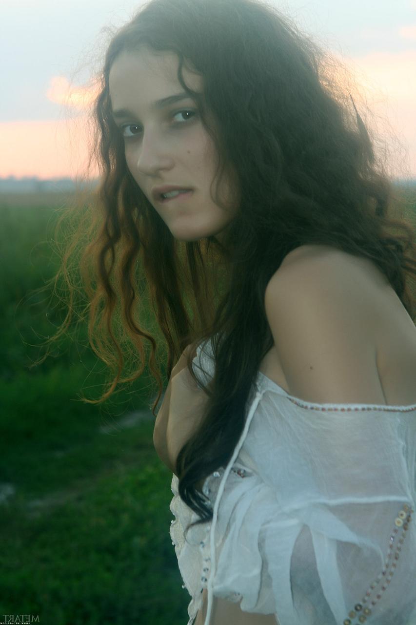 20P La sexy Sophie A muestra sus pequeñas tetas y su maravilloso arbusto al aire libre