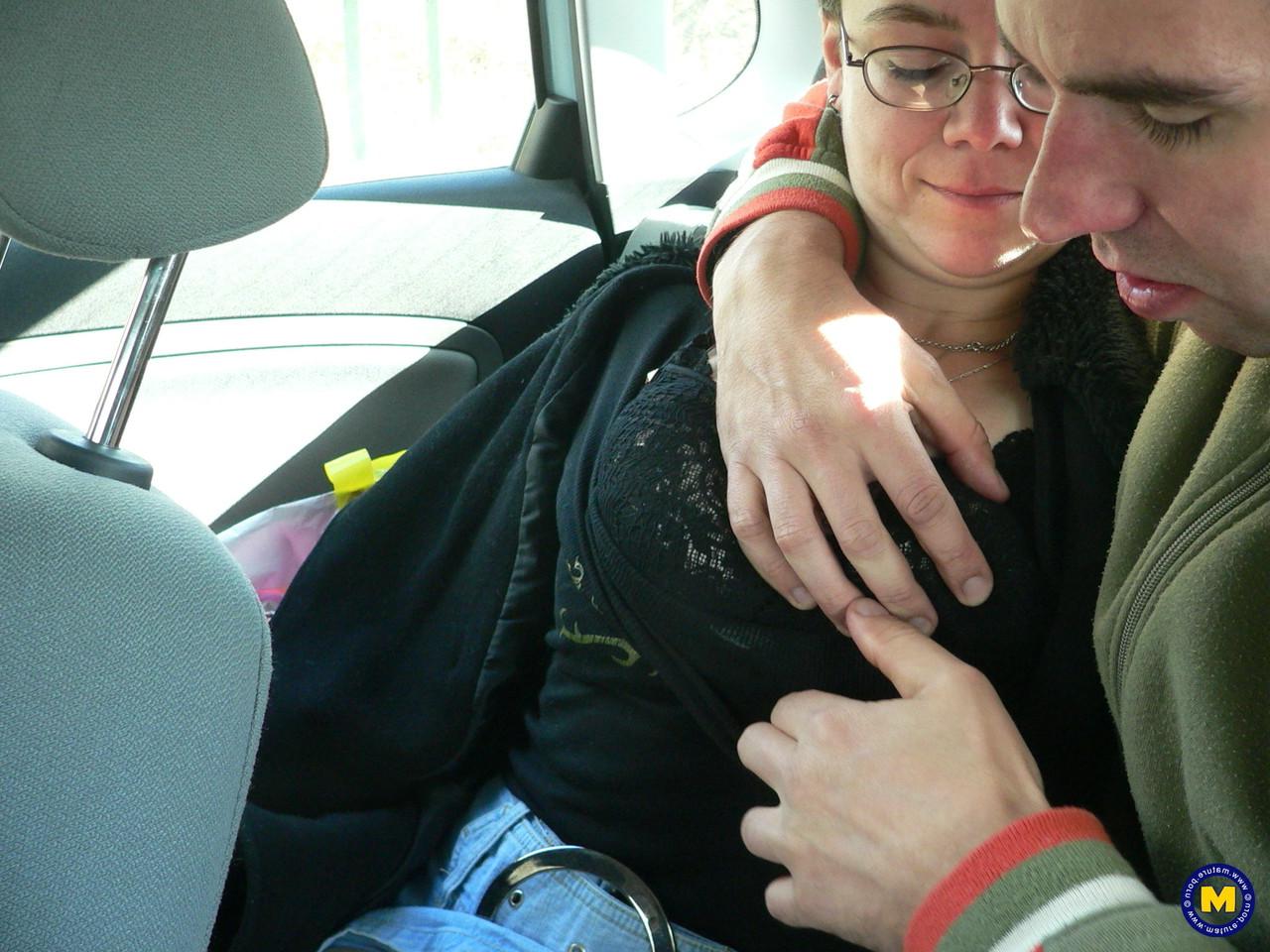 20P Short haired mature with big tits Stacia gives a titjob and a blowjob in a car