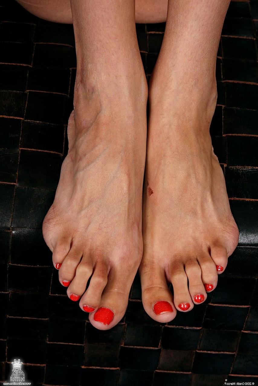 20P A adolescente muito pequena Trinity St Clair mostra seus peitos minúsculos e lambe os dedos dos pés
