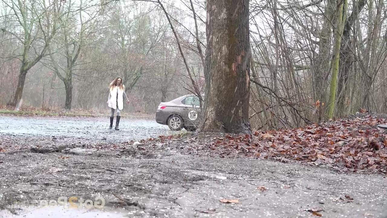 15P Das Solo-Girl Cynthia Vellons pisst an einem nassen Tag in eine Kiesauffahrt
