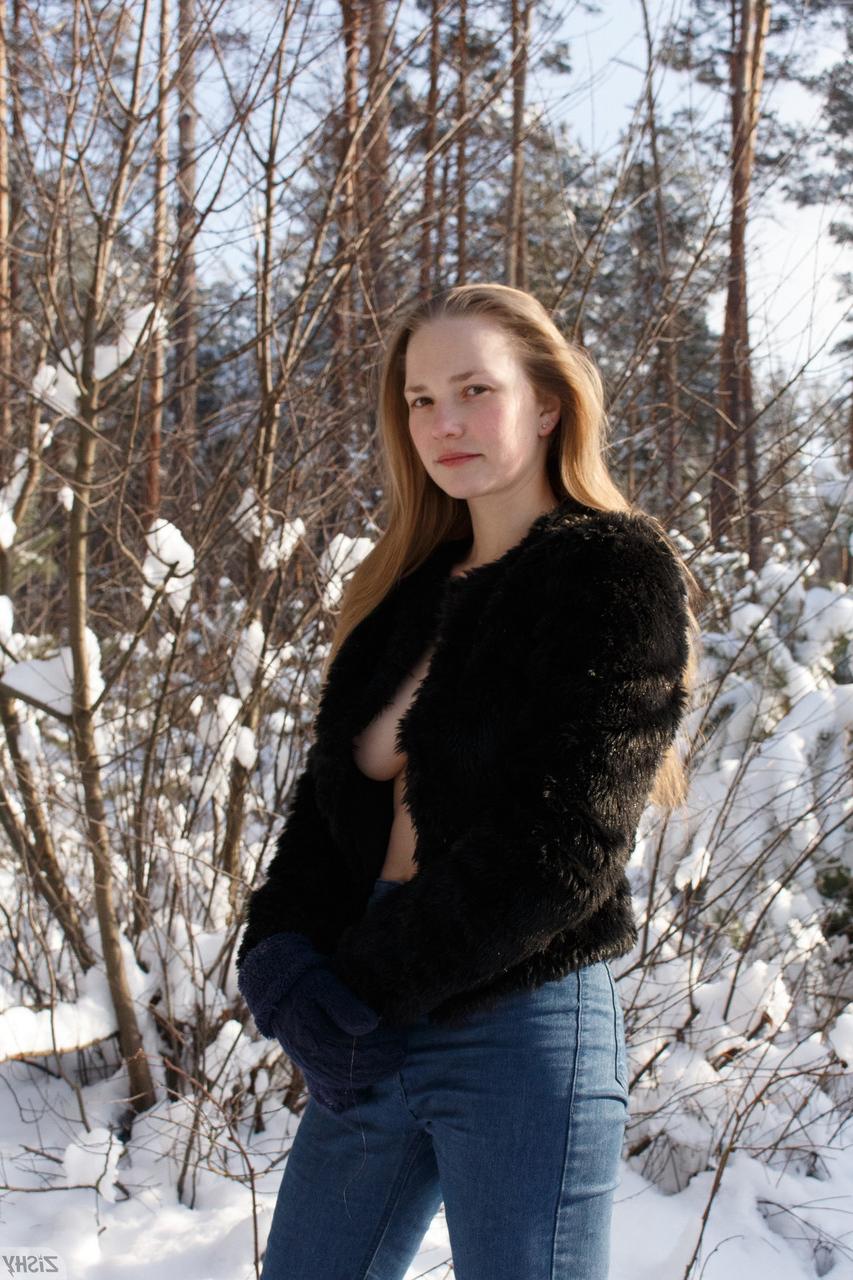 12P La linda amateur Lida Nowak muestra sus grandes tetas y su culo en un día frío