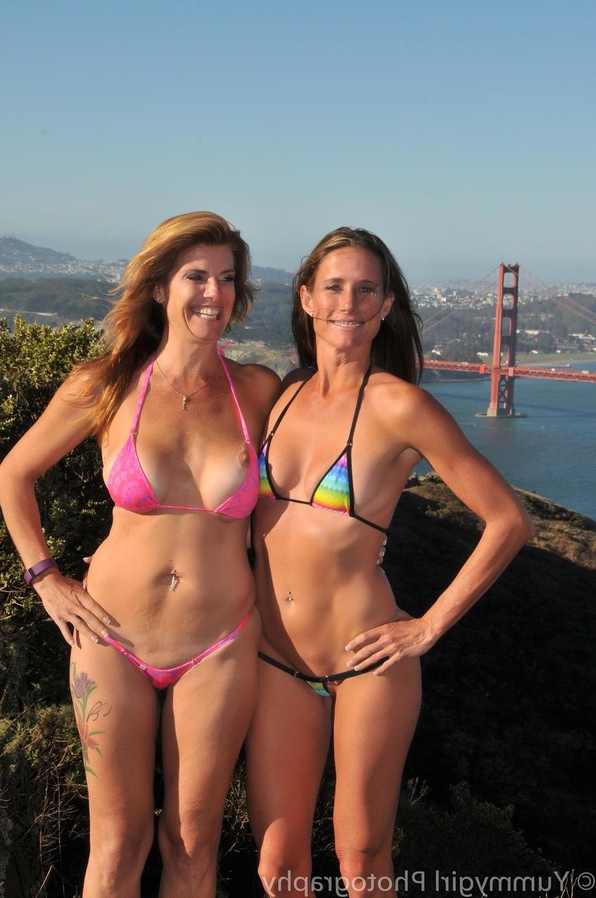 20P Sexy reife Frau neckt in einem sexy Bikini draußen mit Sofie Marie