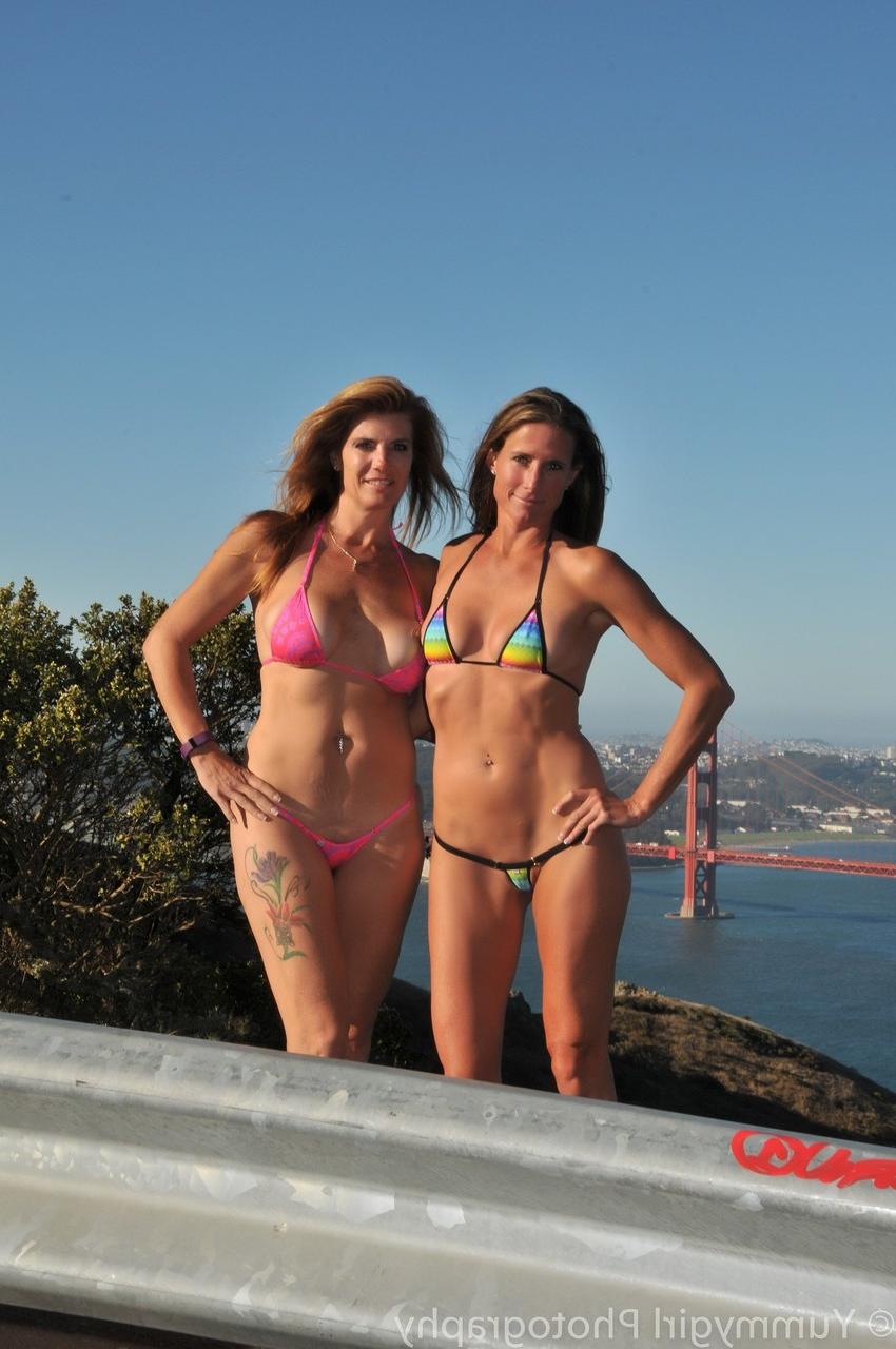 20P Sexy reife Frau neckt in einem sexy Bikini draußen mit Sofie Marie