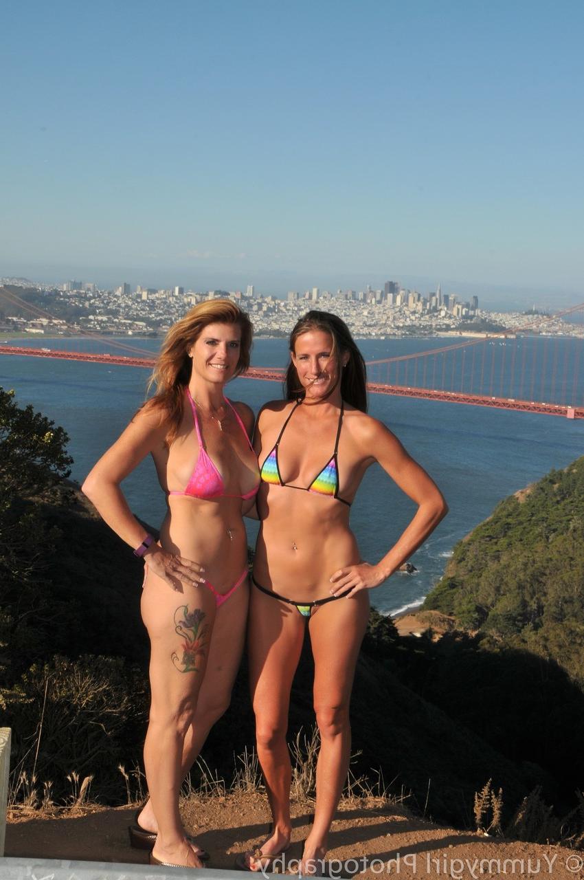 20P Sexy reife Frau neckt in einem sexy Bikini draußen mit Sofie Marie