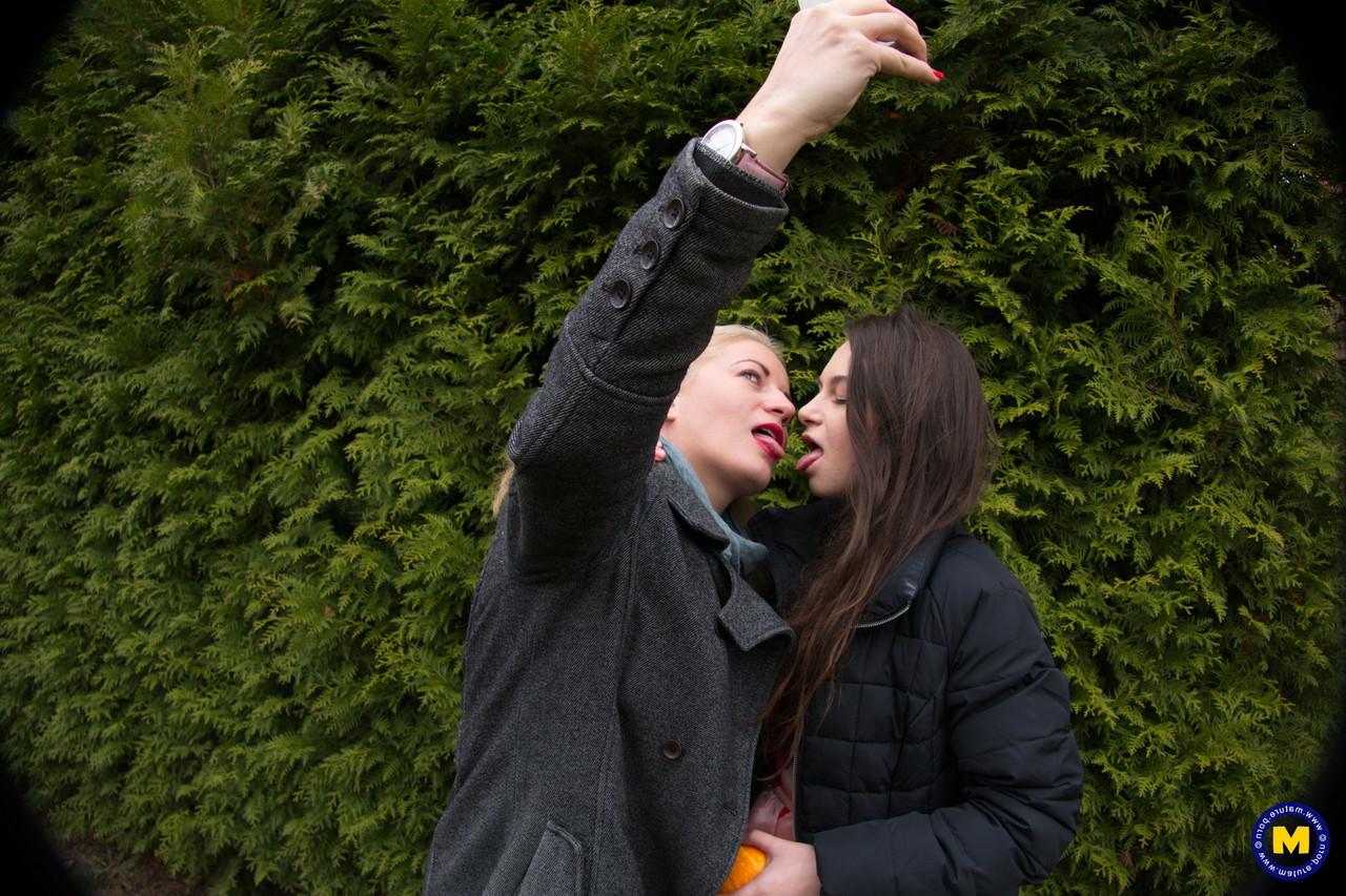 16P Une lesbienne blonde mature et une jeune brune partagent un gode à double extrémité