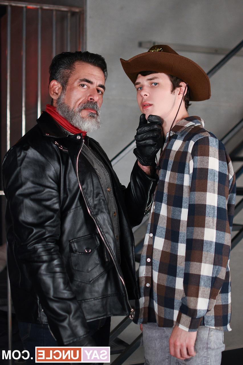 13P O magro cowboy twink Dakota Lovell pega um pau de um urso peludo Lawson James