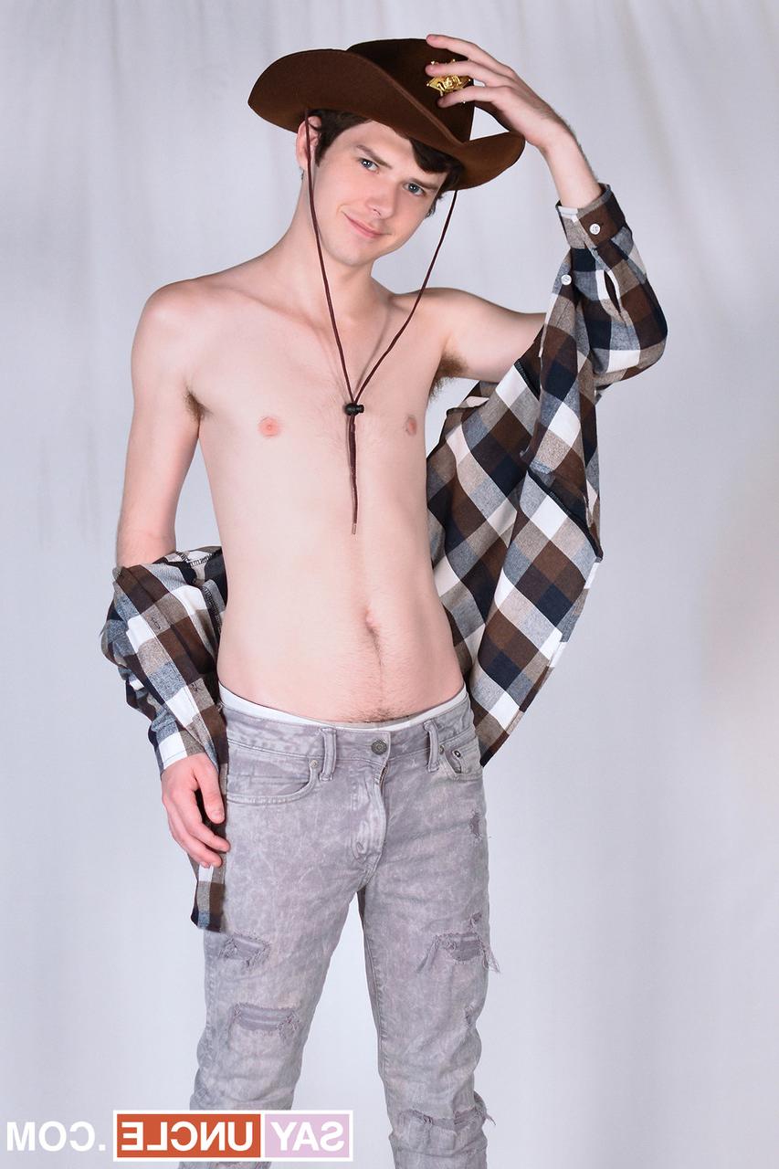 13P O magro cowboy twink Dakota Lovell pega um pau de um urso peludo Lawson James