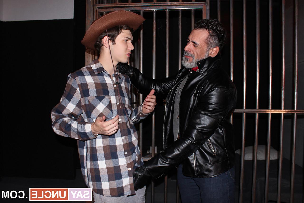 13P O magro cowboy twink Dakota Lovell pega um pau de um urso peludo Lawson James