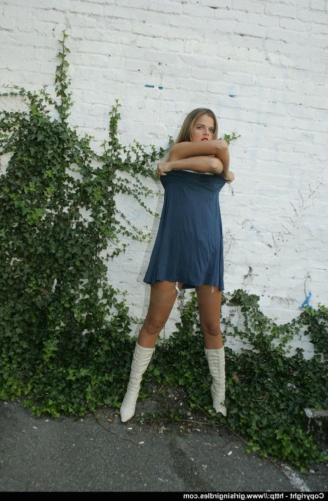 15P Solo-Model zieht das Kleid aus, um dreiteilige Dessous zu modellieren, trägt Strumpfhosen und Stiefel