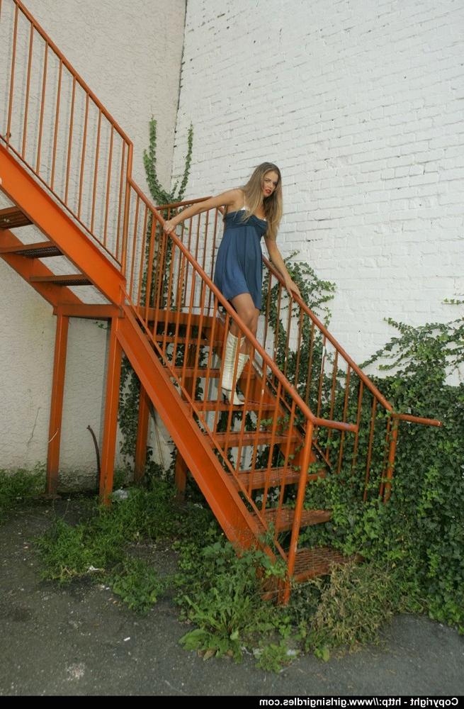 15P Solo-Model zieht das Kleid aus, um dreiteilige Dessous zu modellieren, trägt Strumpfhosen und Stiefel