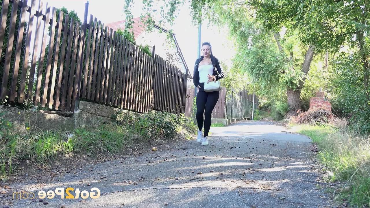 15P Isabel Dark pulls down her leggings to take a piss on a road