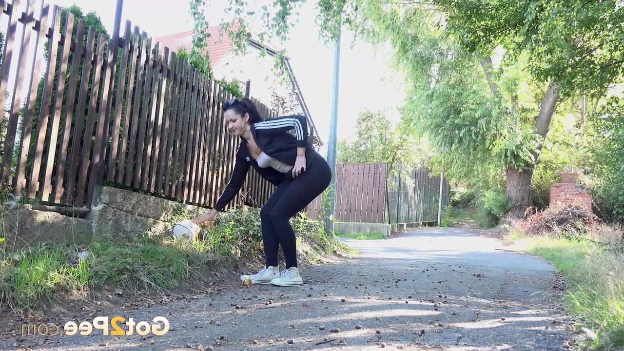 15P Isabel Dark pulls down her leggings to take a piss on a road