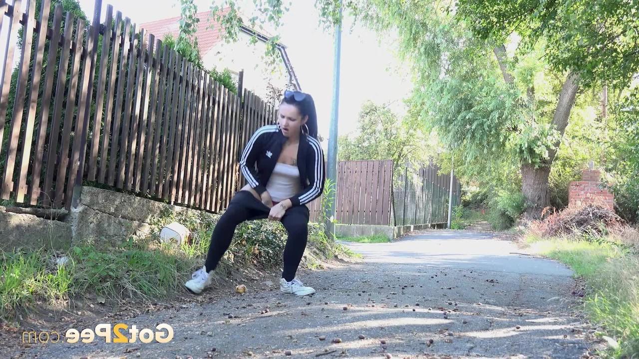 15P Isabel Dark pulls down her leggings to take a piss on a road