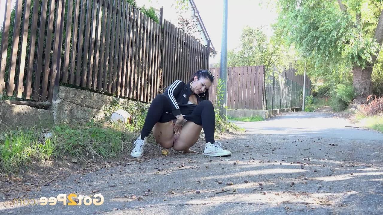 15P Isabel Dark pulls down her leggings to take a piss on a road