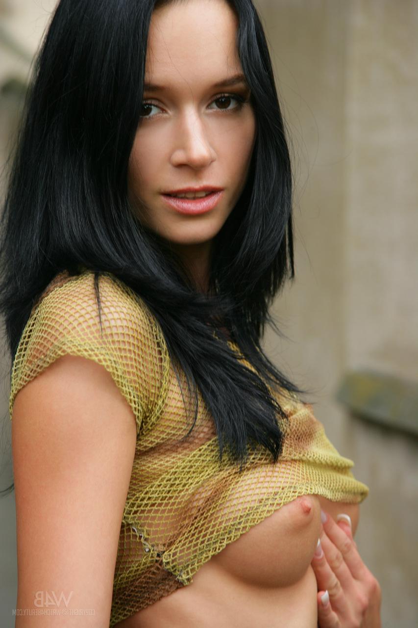 20P La jeune sexy Gwen se déshabille en public et exhibe ses beaux seins et sa chatte taillée.