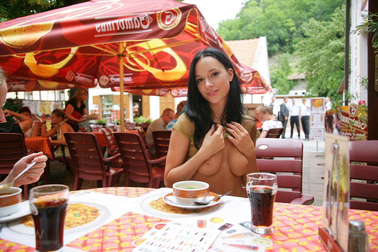 20P La jeune sexy Gwen se déshabille en public et exhibe ses beaux seins et sa chatte taillée.