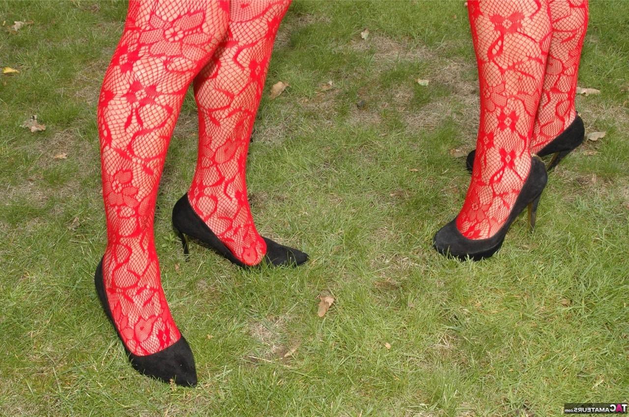 16P Mulheres loiras mais velhas trocam um beijo lésbico em um quintal