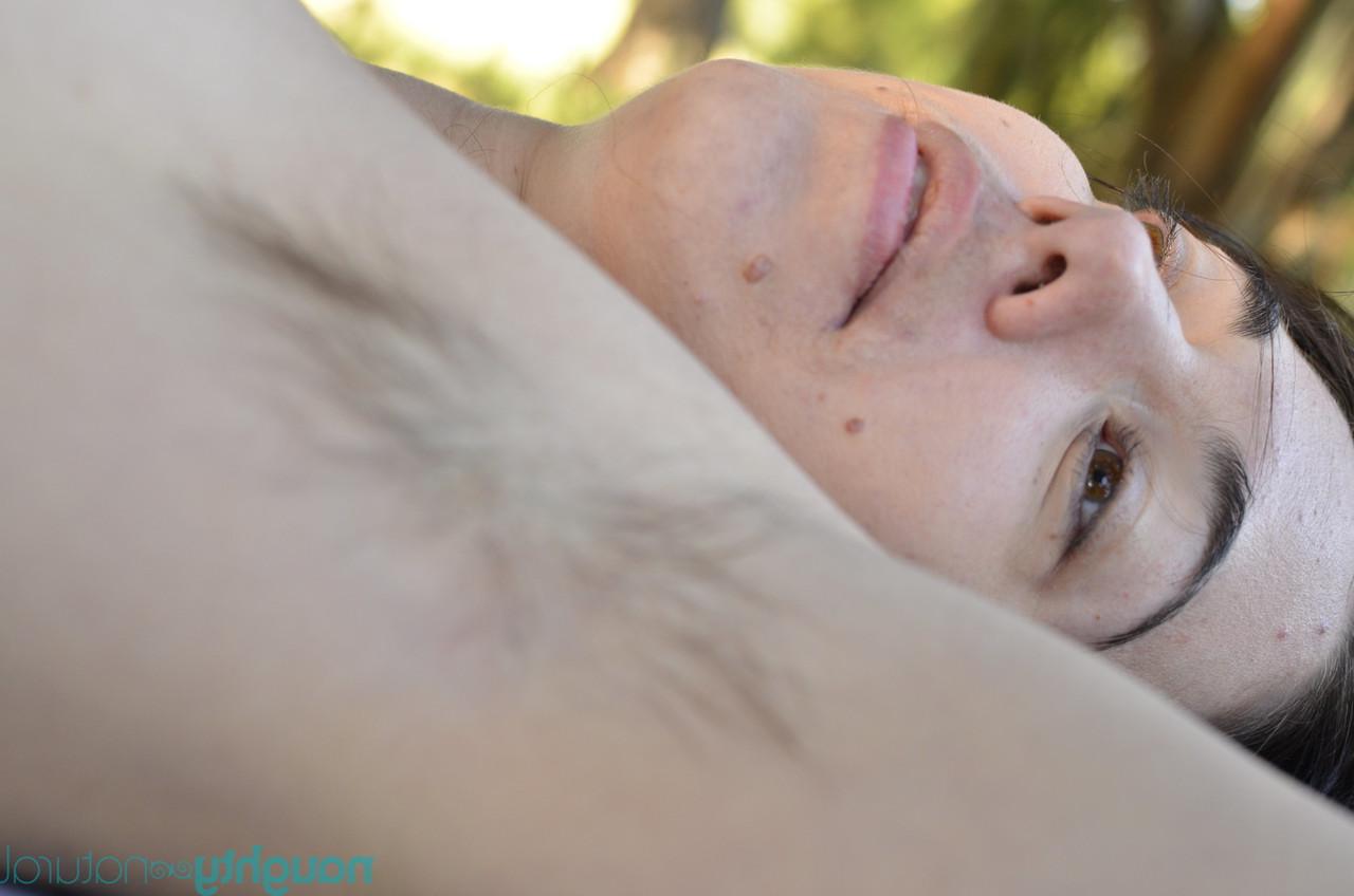 20P La preciosa amateur monroe se desnuda y muestra su coño peludo de cerca