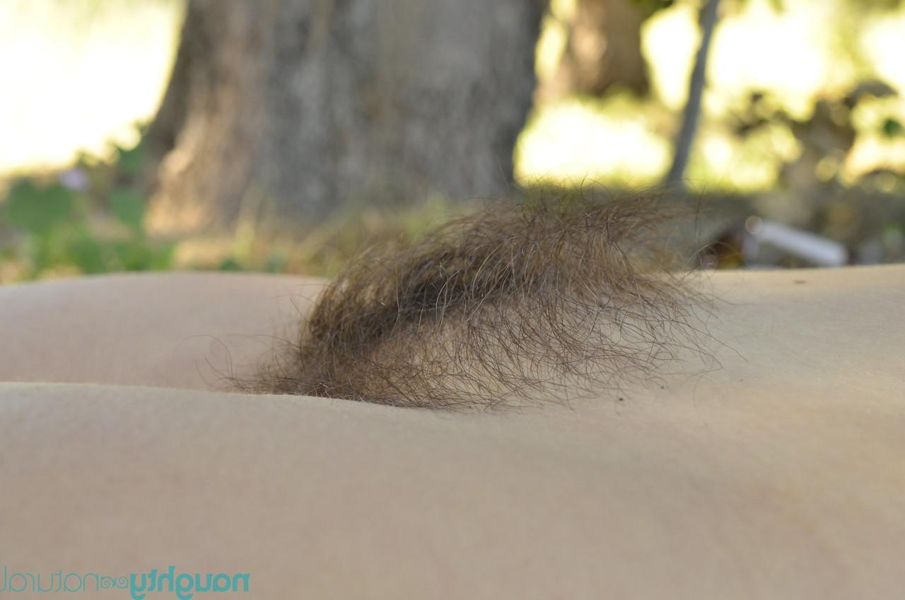 20P La preciosa amateur monroe se desnuda y muestra su coño peludo de cerca