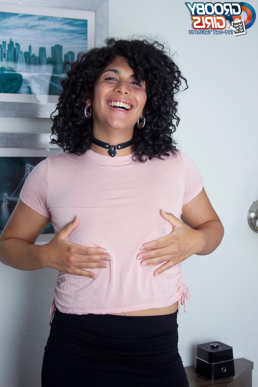 16P Sexy travesti americana Kayla Kinks se despe e exibe seu pau