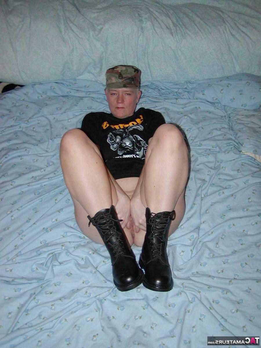 16P A loira mais velha, Tiffany Pearl, fica nua com botas pretas e boné militar