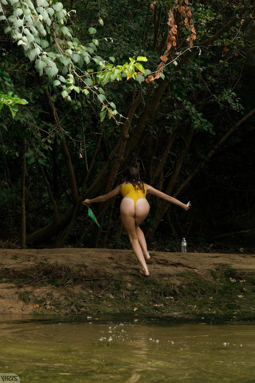 13P La petite Suzie Hartford et sa copine montrent leurs petits seins en plein air.