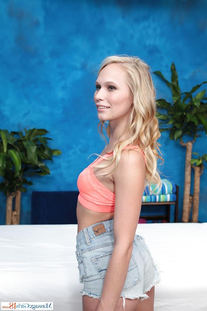 16P La pequeña adolescente rubia dakota posa sexy en solitario con pantalones cortos de mezclilla