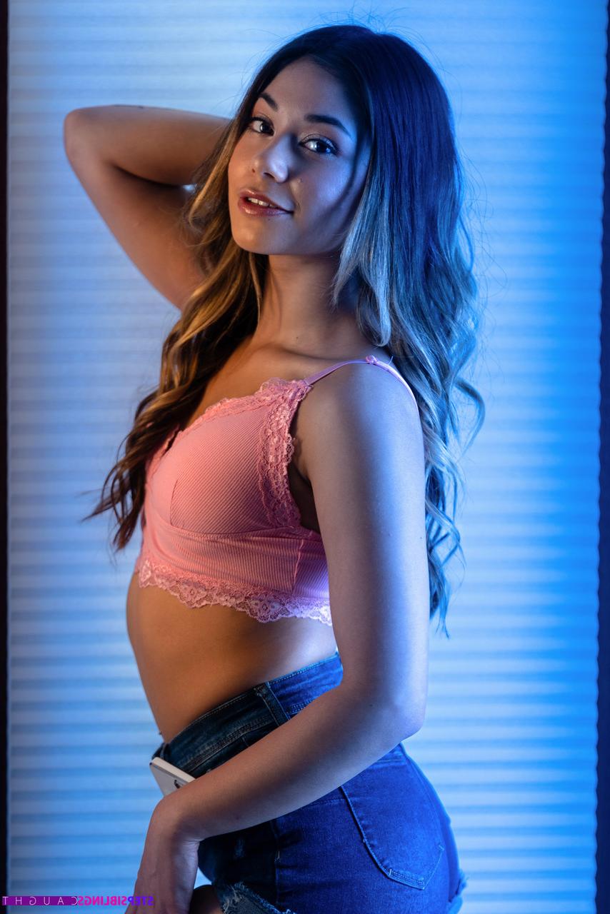 20P A pequena adolescente Xxlayna Marie adora e fode o pau enorme de seu meio-irmão