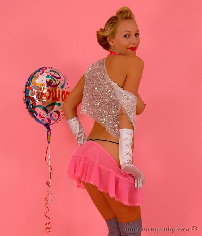 17P Das Pinup-Girl Marie Coppin stellt ihre kecken Titten in einem Tanga und OTK-Socken zur Schau