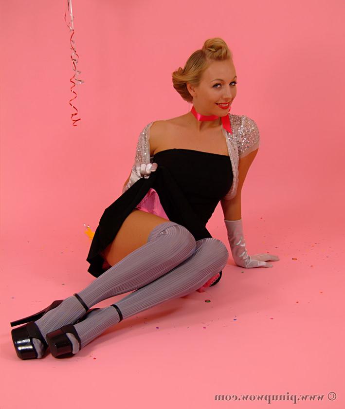 17P Das Pinup-Girl Marie Coppin stellt ihre kecken Titten in einem Tanga und OTK-Socken zur Schau