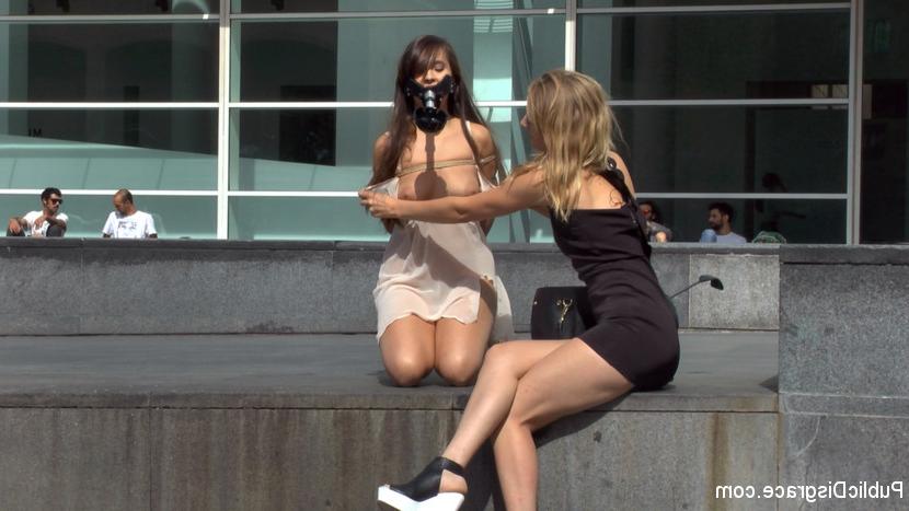 15P Chica blanca desfila desnuda por una bulliciosa zona portuaria antes de un gangbang