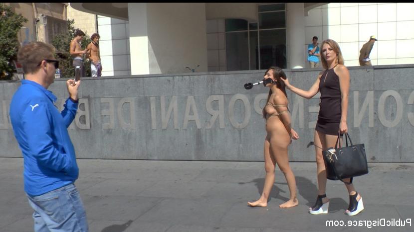 15P Chica blanca desfila desnuda por una bulliciosa zona portuaria antes de un gangbang