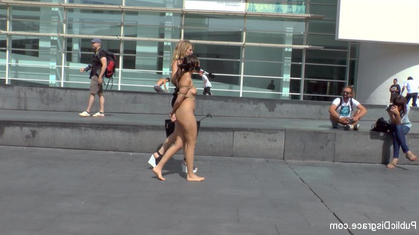 15P Chica blanca desfila desnuda por una bulliciosa zona portuaria antes de un gangbang