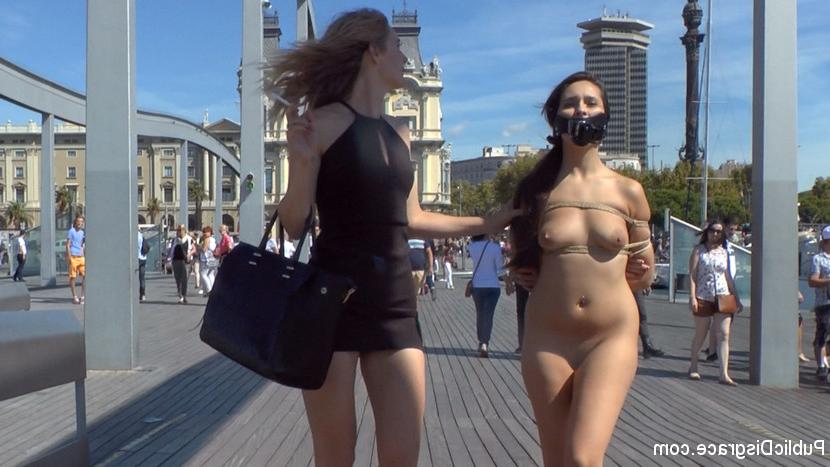 15P Chica blanca desfila desnuda por una bulliciosa zona portuaria antes de un gangbang
