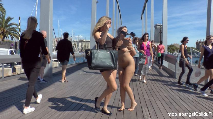 15P Chica blanca desfila desnuda por una bulliciosa zona portuaria antes de un gangbang