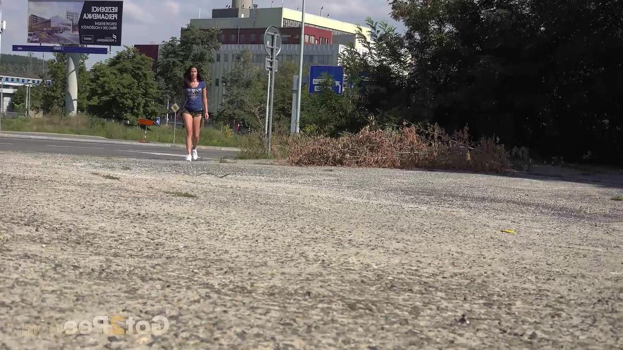 15P Невысокая девка Али Бордо много ссыт в течение дня