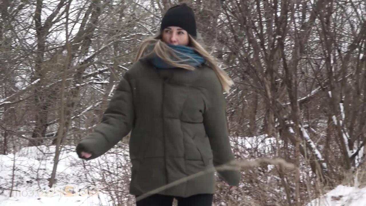 15P A loira Masha faz xixi muito necessário em um chão coberto de neve