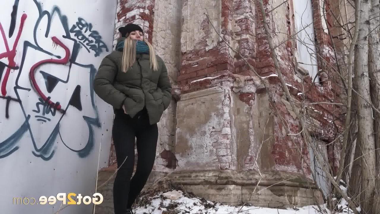15P A loira Masha faz xixi muito necessário em um chão coberto de neve