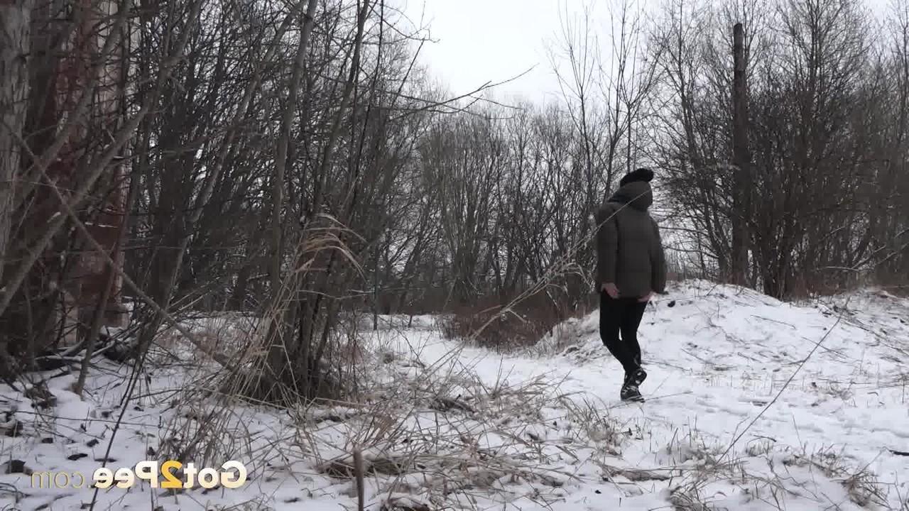 15P A loira Masha faz xixi muito necessário em um chão coberto de neve