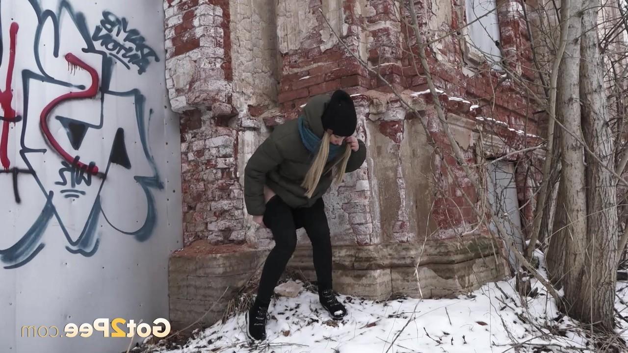 15P A loira Masha faz xixi muito necessário em um chão coberto de neve