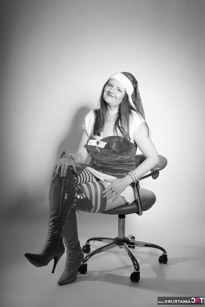 16P La mayor amateur Reckless Temptation muestra su coño afeitado vestida de Navidad