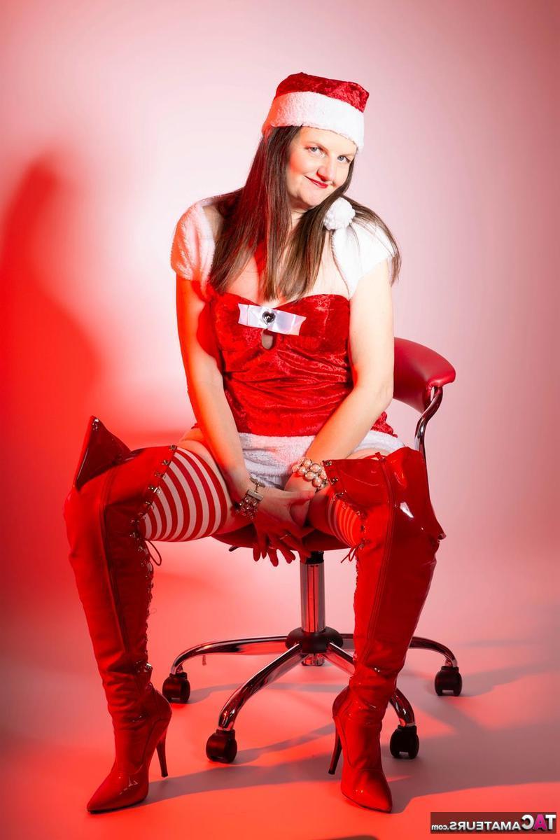 16P La mayor amateur Reckless Temptation muestra su coño afeitado vestida de Navidad