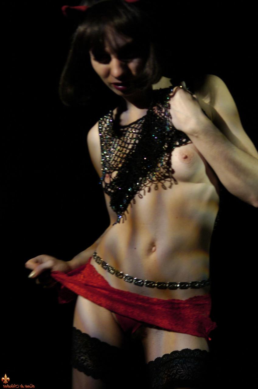 16P La brune sexy Eleonore arbore des cornes de diable tout en montrant ses seins et sa chatte.