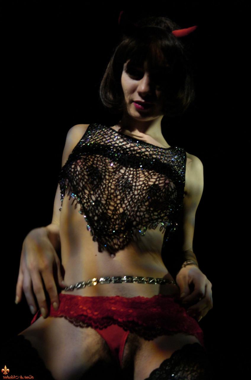 16P La brune sexy Eleonore arbore des cornes de diable tout en montrant ses seins et sa chatte.