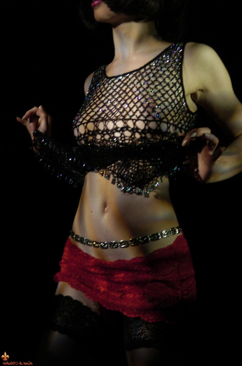16P La brune sexy Eleonore arbore des cornes de diable tout en montrant ses seins et sa chatte.