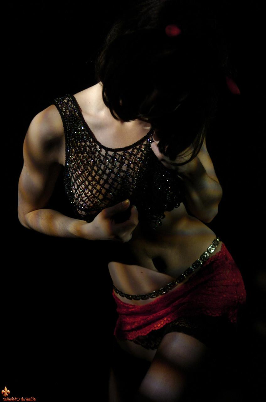 16P La brune sexy Eleonore arbore des cornes de diable tout en montrant ses seins et sa chatte.