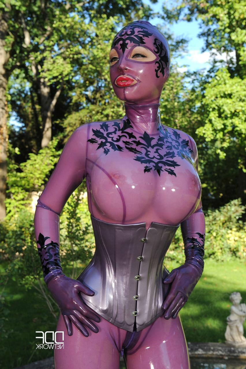 20P Wasp-waisted MILF Latex Lucy masturbates with her glass dildo outdoors