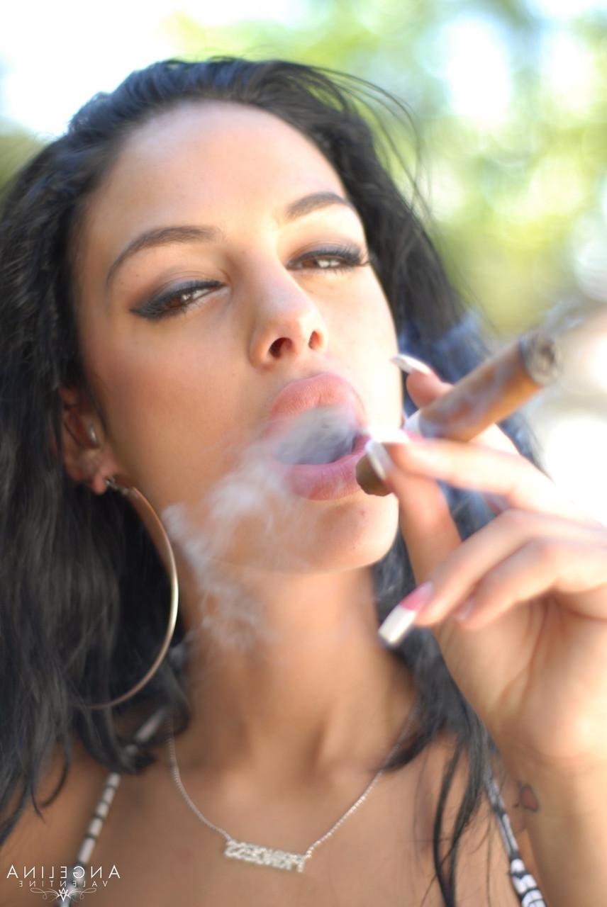 20P A estrela pornográfica morena gostosa Angelina Valentine fuma um charuto com seus peitos falsos para fora