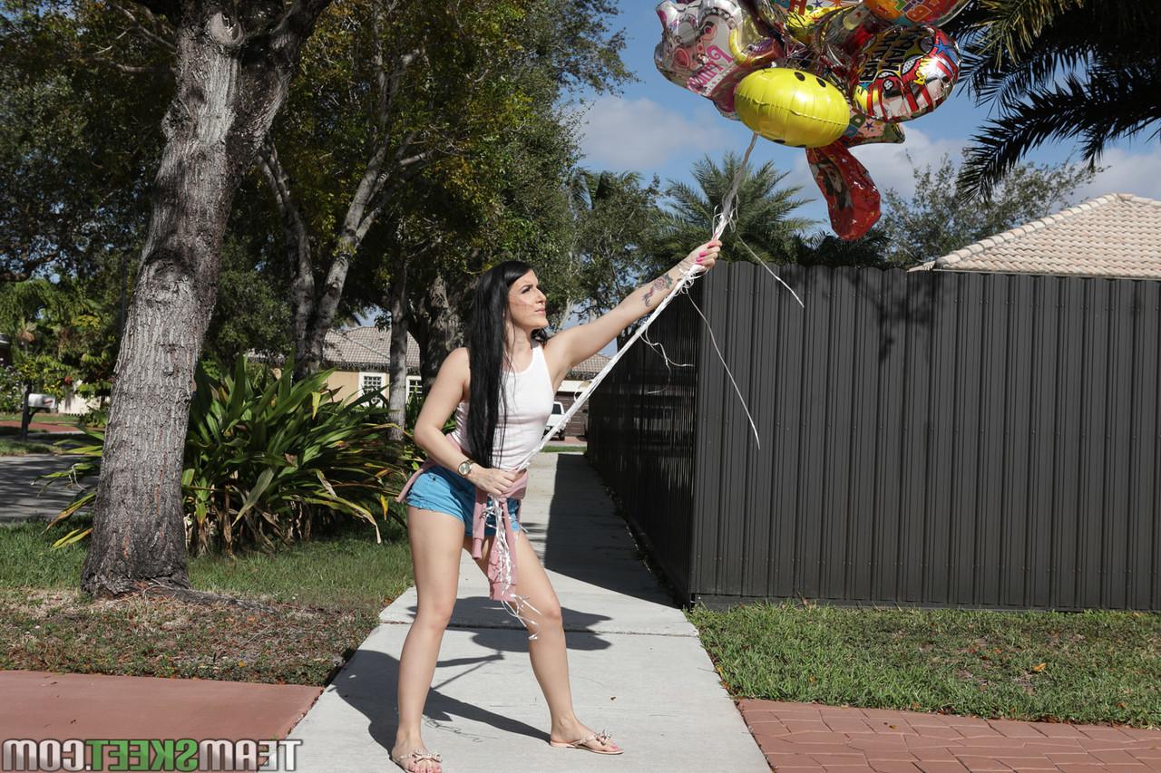 20P Jessica Jewels goes inside the house to blowjob and bang a hard rod